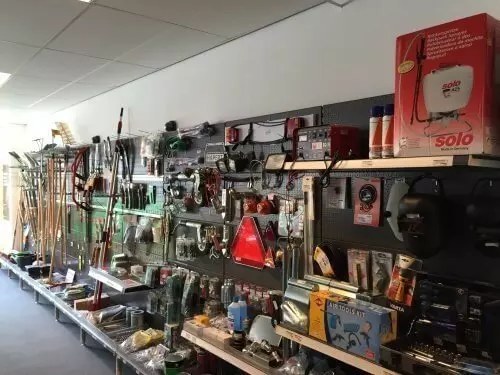 Schappen met onderdelen, accessoires en verpakkingen in de showroom