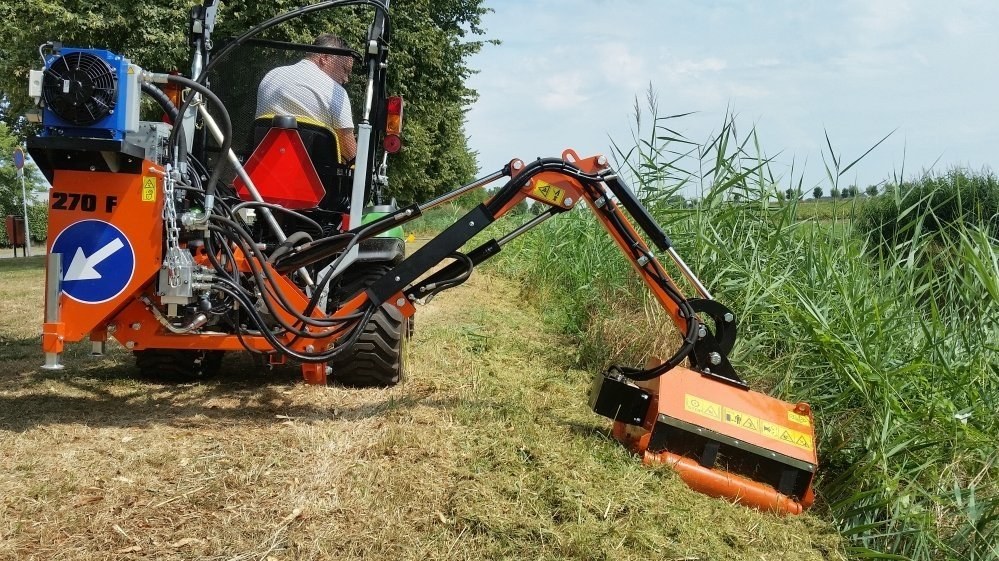 Machine met speciaal opgebouwde hijsmast
