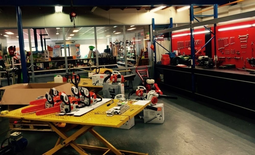 Werkplaats met een machine op de werkbank