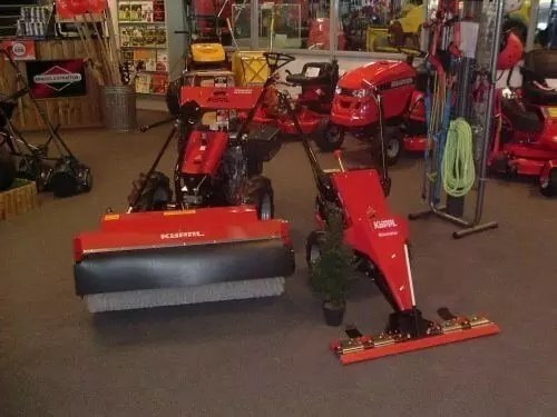 Rode borstel- en veegmachines opgesteld in de showroom