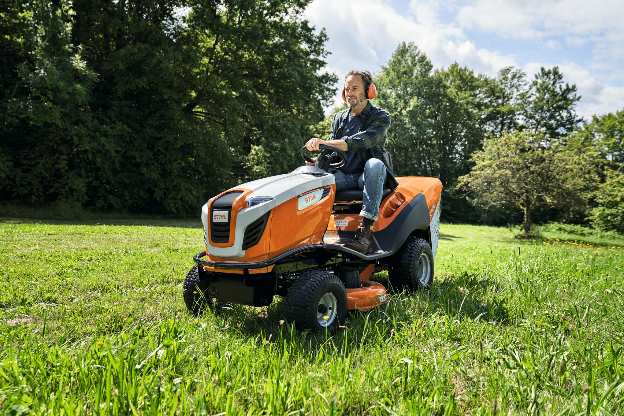 Zitmaaier op een gemaaid grasveld